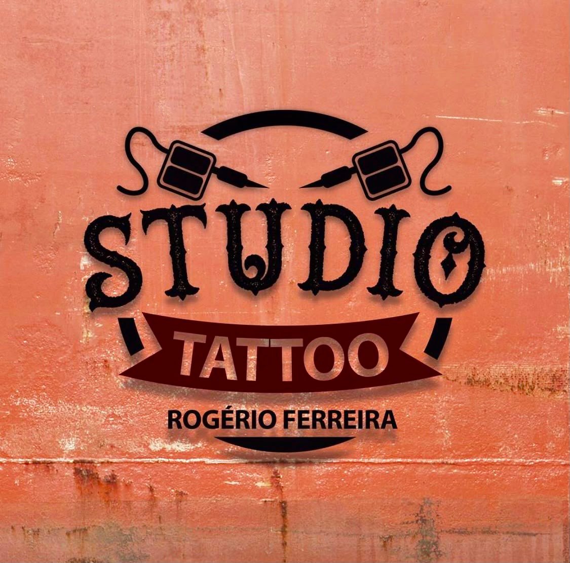 Profissional realizando tratamento facial